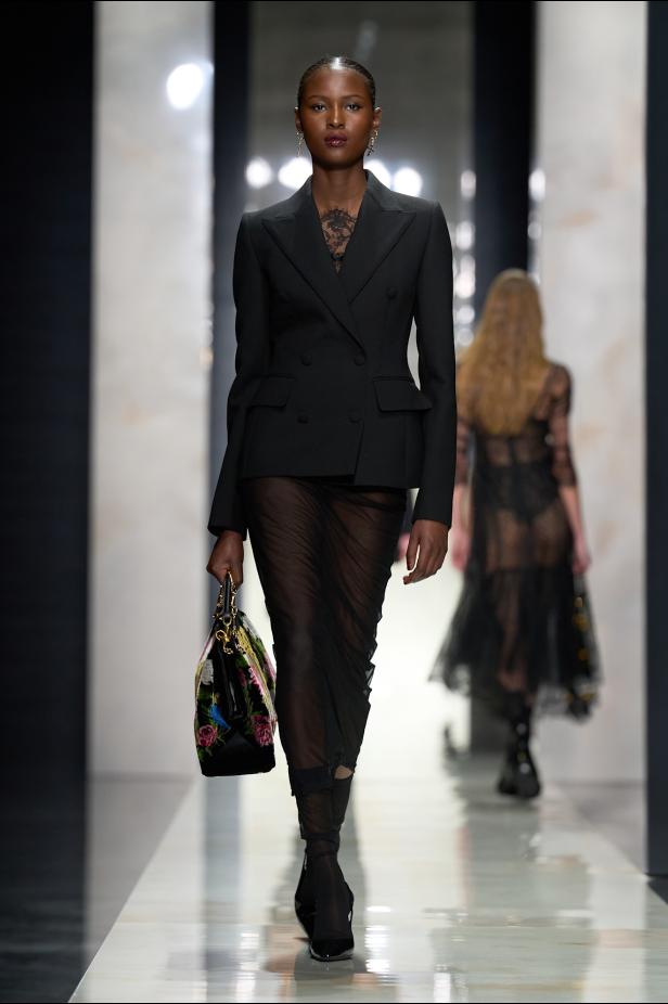 عرض دولتشي أند غابانا لخريف 2026... قصيدة سوداء في حب الهوية والأنوثة الطاغية