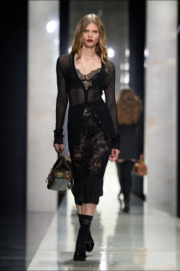 عرض دولتشي أند غابانا لخريف 2026... قصيدة سوداء في حب الهوية والأنوثة الطاغية