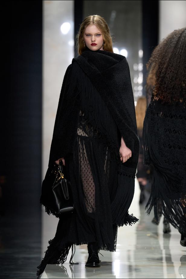 عرض دولتشي أند غابانا لخريف 2026... قصيدة سوداء في حب الهوية والأنوثة الطاغية