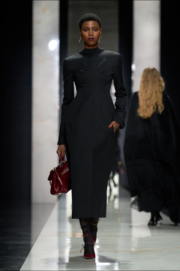 عرض دولتشي أند غابانا لخريف 2026... قصيدة سوداء في حب الهوية والأنوثة الطاغية