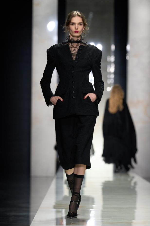 عرض دولتشي أند غابانا لخريف 2026... قصيدة سوداء في حب الهوية والأنوثة الطاغية