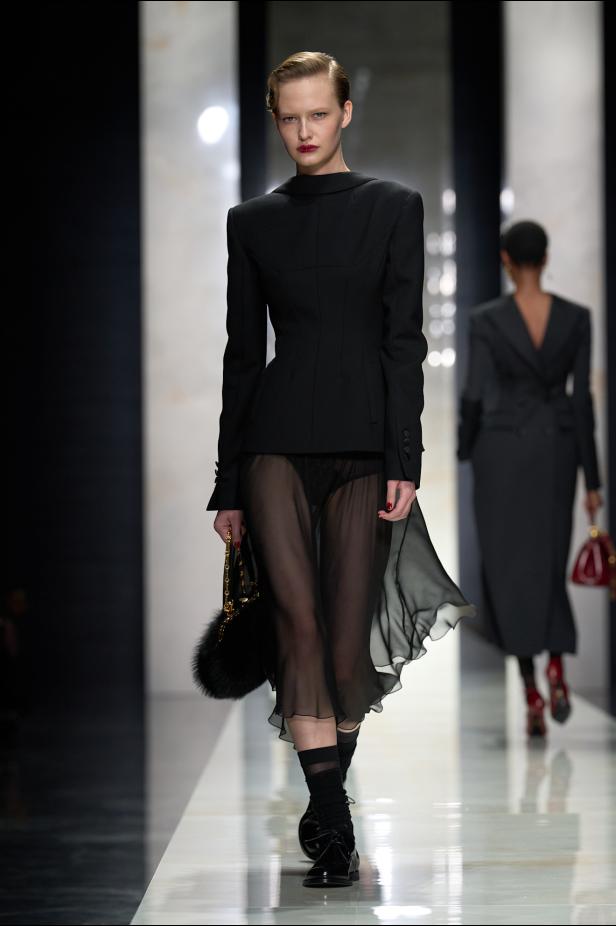 عرض دولتشي أند غابانا لخريف 2026... قصيدة سوداء في حب الهوية والأنوثة الطاغية