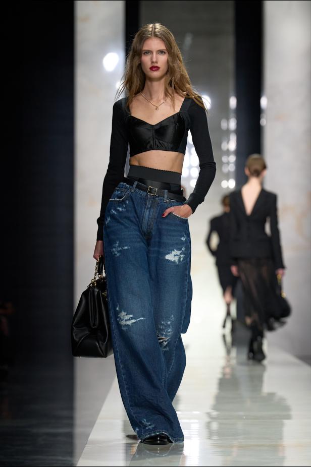 عرض دولتشي أند غابانا لخريف 2026... قصيدة سوداء في حب الهوية والأنوثة الطاغية