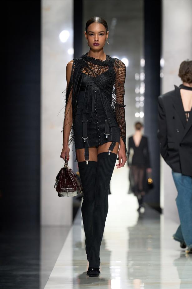 عرض دولتشي أند غابانا لخريف 2026... قصيدة سوداء في حب الهوية والأنوثة الطاغية