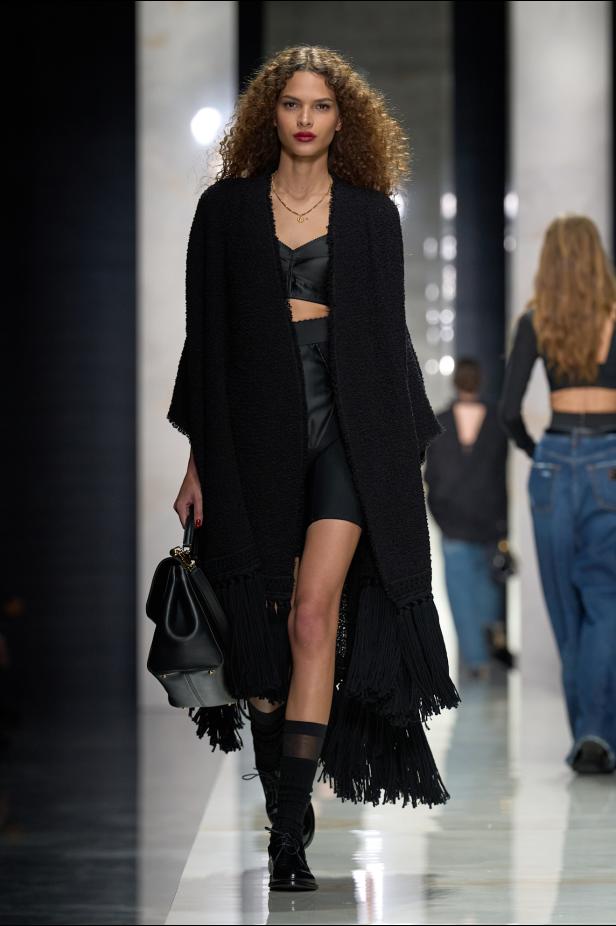 عرض دولتشي أند غابانا لخريف 2026... قصيدة سوداء في حب الهوية والأنوثة الطاغية