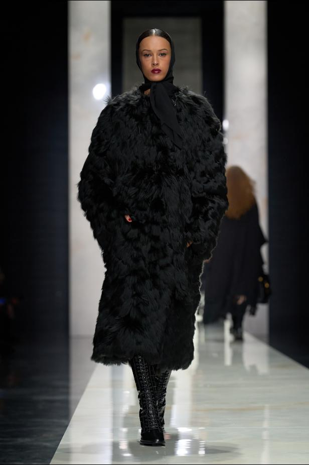 عرض دولتشي أند غابانا لخريف 2026... قصيدة سوداء في حب الهوية والأنوثة الطاغية