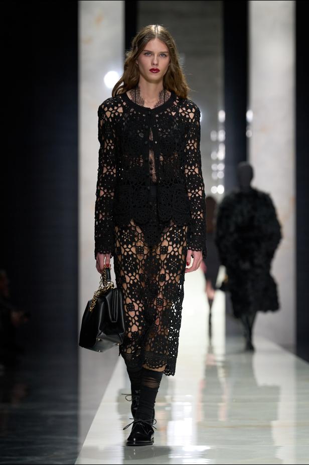 عرض دولتشي أند غابانا لخريف 2026... قصيدة سوداء في حب الهوية والأنوثة الطاغية