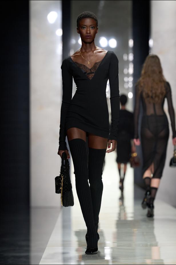 عرض دولتشي أند غابانا لخريف 2026... قصيدة سوداء في حب الهوية والأنوثة الطاغية