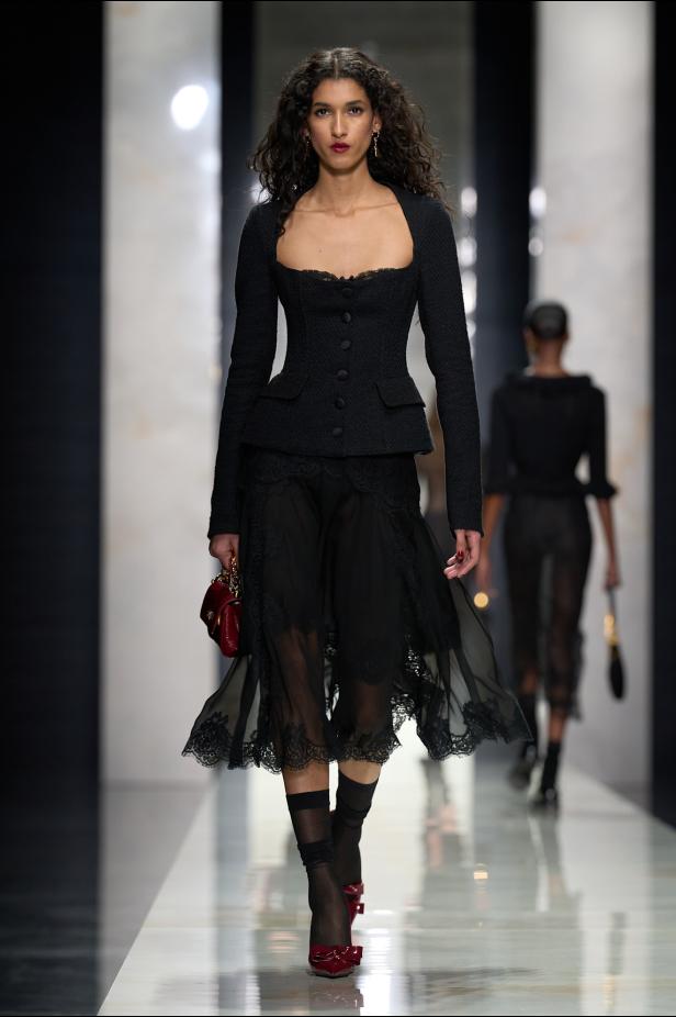 عرض دولتشي أند غابانا لخريف 2026... قصيدة سوداء في حب الهوية والأنوثة الطاغية