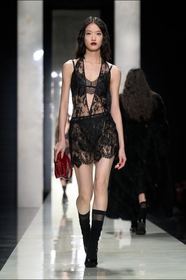 عرض دولتشي أند غابانا لخريف 2026... قصيدة سوداء في حب الهوية والأنوثة الطاغية