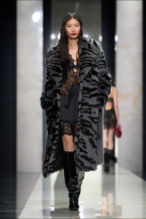 عرض دولتشي أند غابانا لخريف 2026... قصيدة سوداء في حب الهوية والأنوثة الطاغية