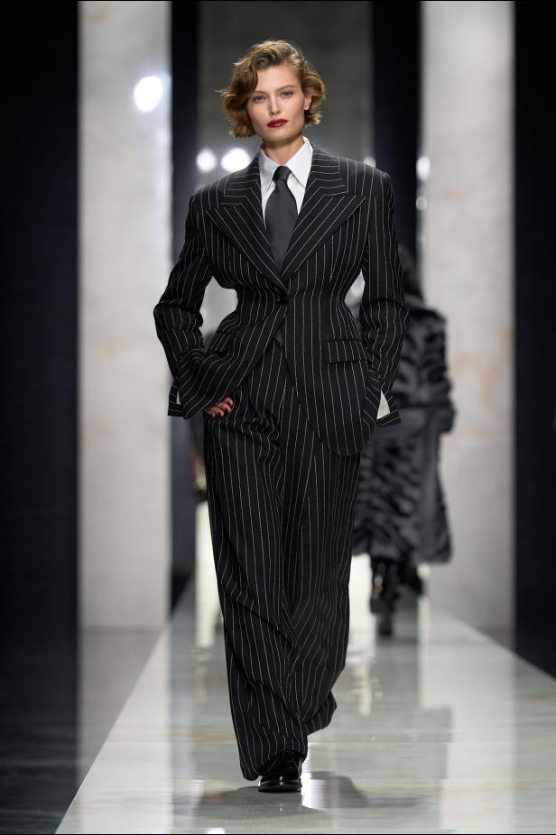 عرض دولتشي أند غابانا لخريف 2026... قصيدة سوداء في حب الهوية والأنوثة الطاغية