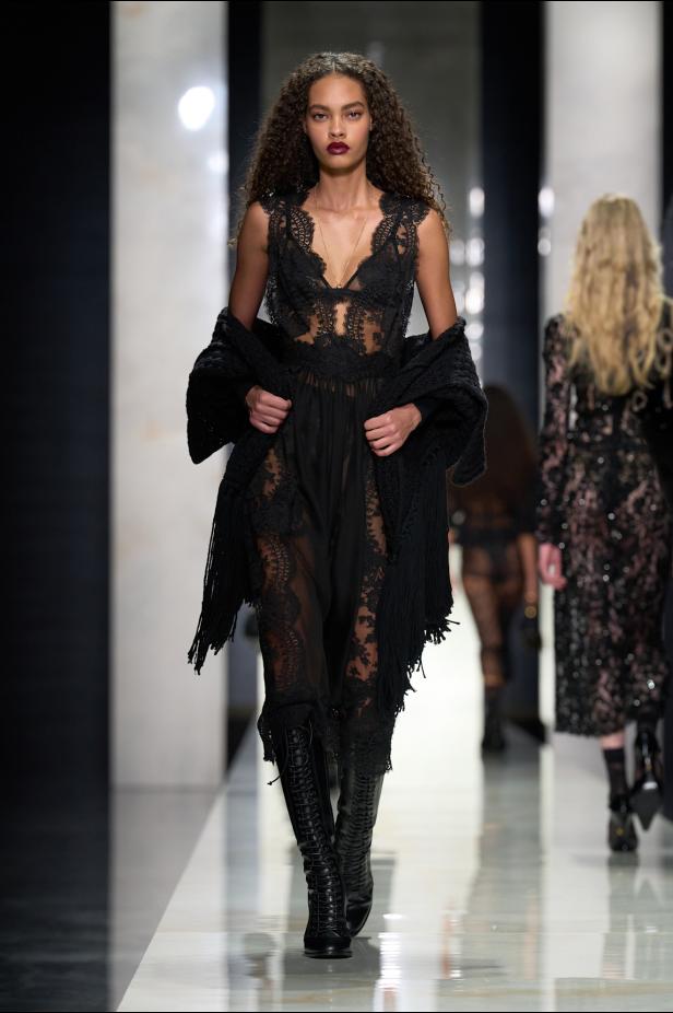 عرض دولتشي أند غابانا لخريف 2026... قصيدة سوداء في حب الهوية والأنوثة الطاغية