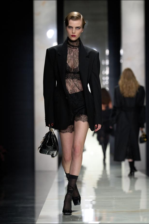 عرض دولتشي أند غابانا لخريف 2026... قصيدة سوداء في حب الهوية والأنوثة الطاغية