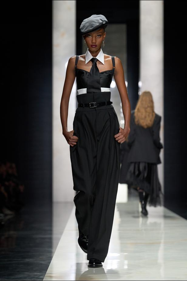 عرض دولتشي أند غابانا لخريف 2026... قصيدة سوداء في حب الهوية والأنوثة الطاغية