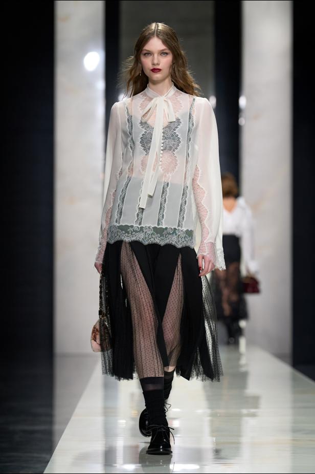 عرض دولتشي أند غابانا لخريف 2026... قصيدة سوداء في حب الهوية والأنوثة الطاغية