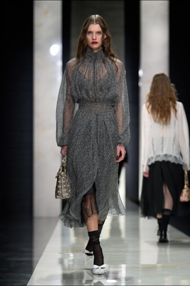 عرض دولتشي أند غابانا لخريف 2026... قصيدة سوداء في حب الهوية والأنوثة الطاغية