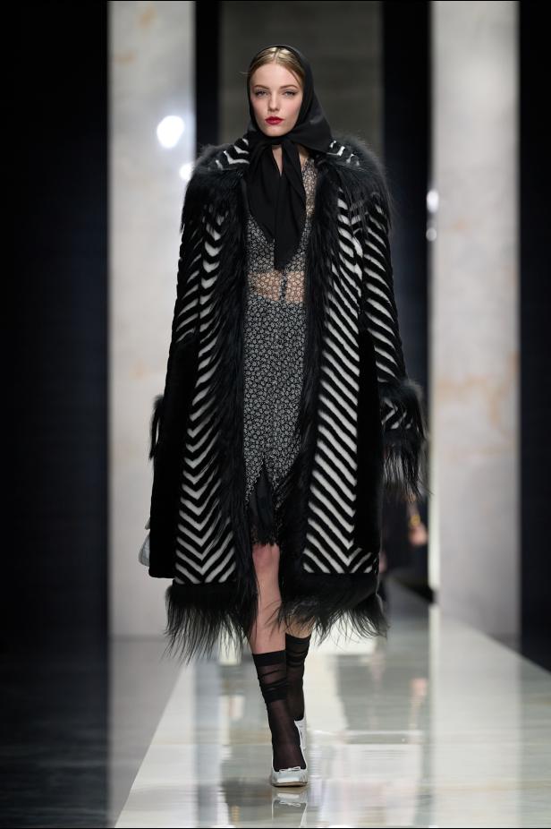 عرض دولتشي أند غابانا لخريف 2026... قصيدة سوداء في حب الهوية والأنوثة الطاغية