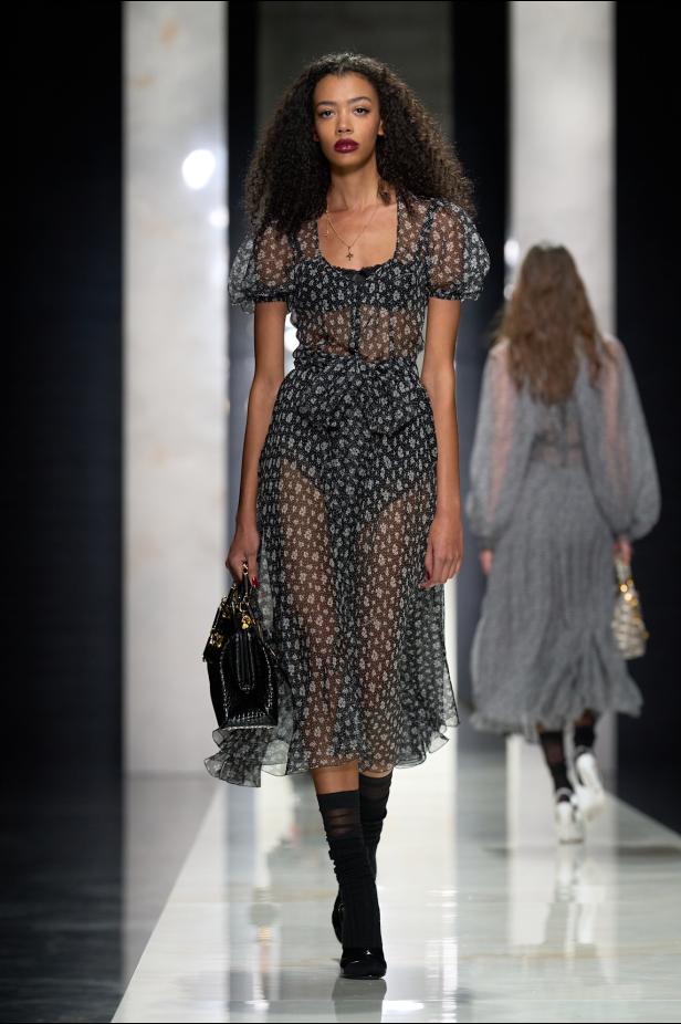 عرض دولتشي أند غابانا لخريف 2026... قصيدة سوداء في حب الهوية والأنوثة الطاغية