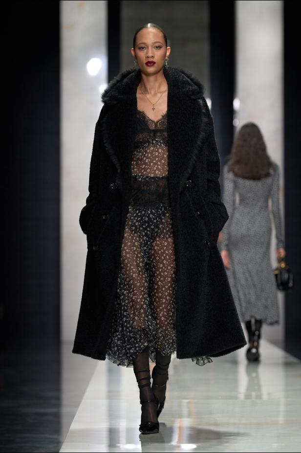 عرض دولتشي أند غابانا لخريف 2026... قصيدة سوداء في حب الهوية والأنوثة الطاغية