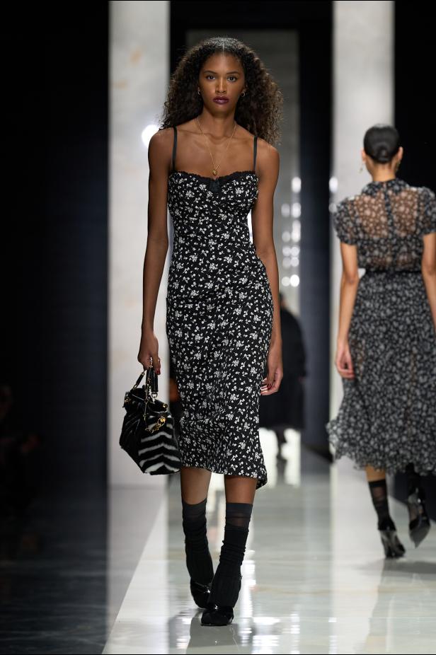 عرض دولتشي أند غابانا لخريف 2026... قصيدة سوداء في حب الهوية والأنوثة الطاغية