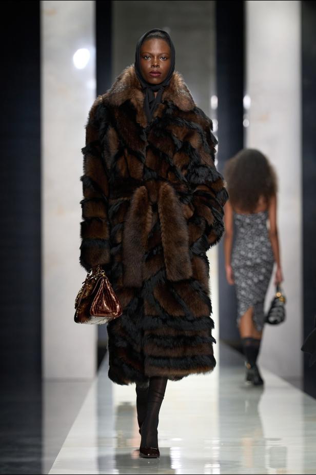 عرض دولتشي أند غابانا لخريف 2026... قصيدة سوداء في حب الهوية والأنوثة الطاغية