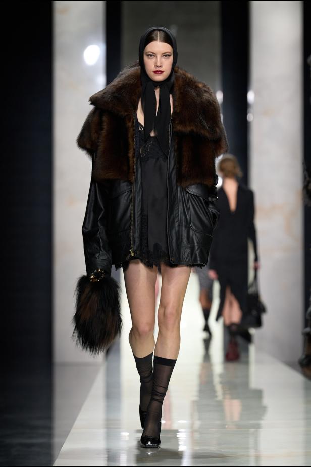 عرض دولتشي أند غابانا لخريف 2026... قصيدة سوداء في حب الهوية والأنوثة الطاغية