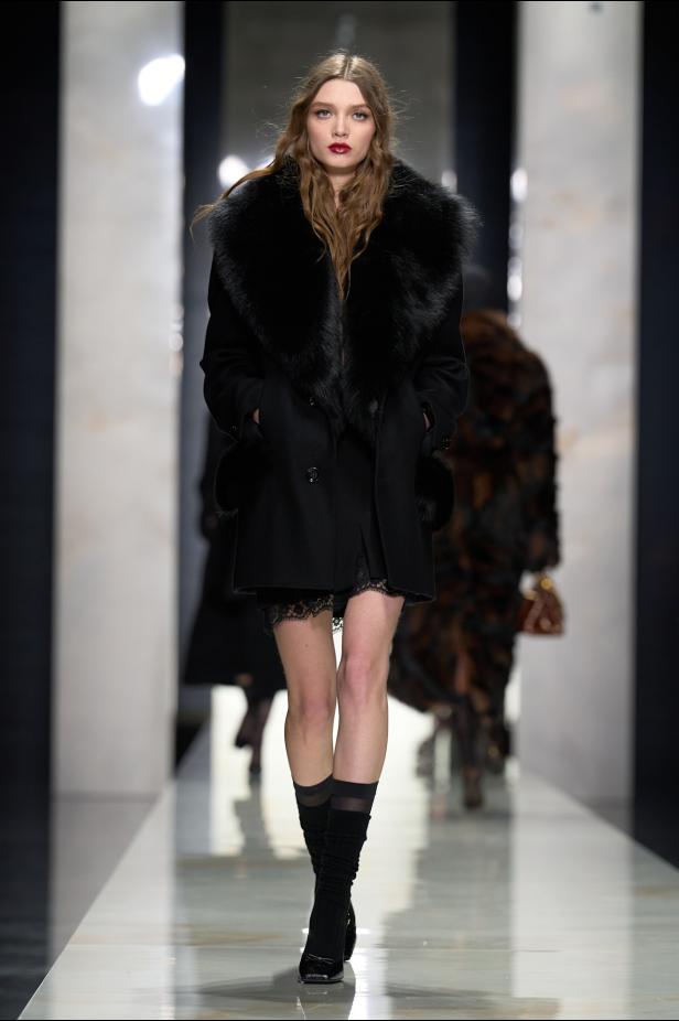 عرض دولتشي أند غابانا لخريف 2026... قصيدة سوداء في حب الهوية والأنوثة الطاغية