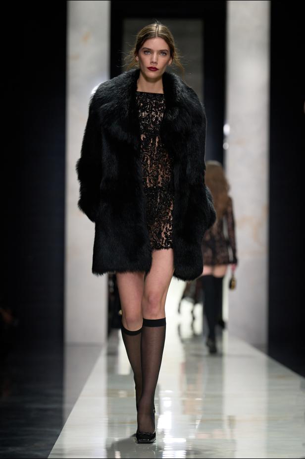 عرض دولتشي أند غابانا لخريف 2026... قصيدة سوداء في حب الهوية والأنوثة الطاغية