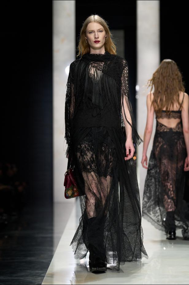 عرض دولتشي أند غابانا لخريف 2026... قصيدة سوداء في حب الهوية والأنوثة الطاغية