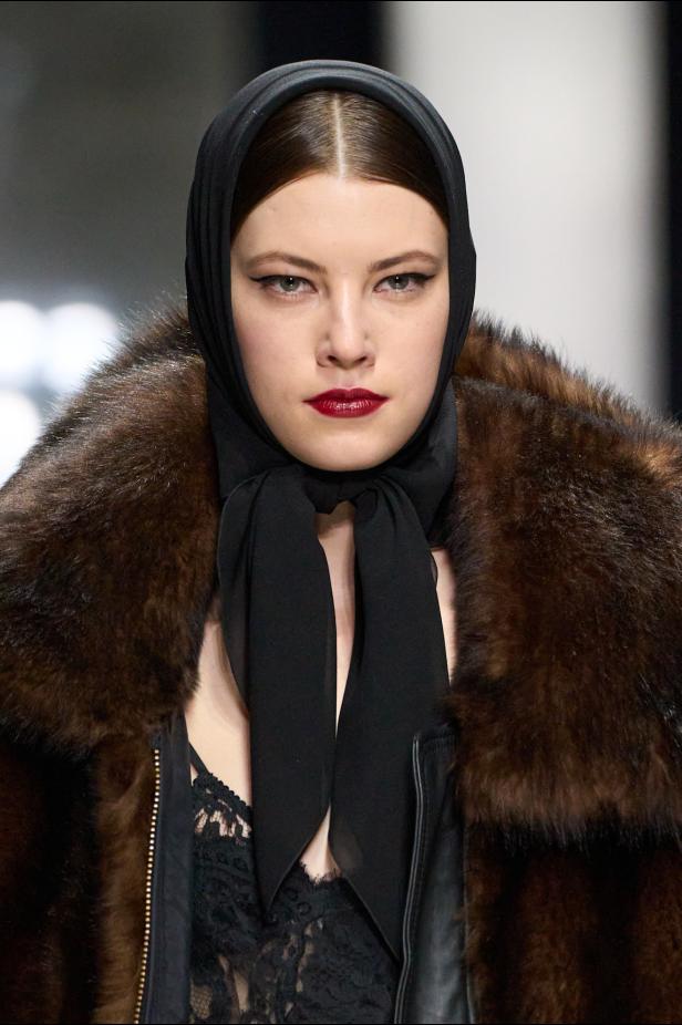 عرض دولتشي أند غابانا لخريف 2026... قصيدة سوداء في حب الهوية والأنوثة الطاغية