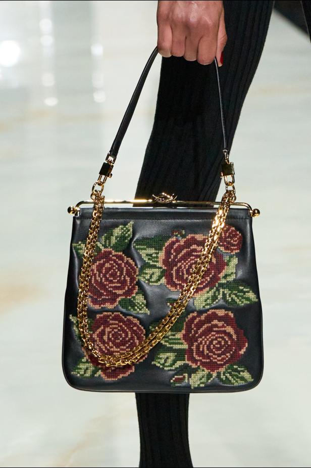 عرض دولتشي أند غابانا لخريف 2026... قصيدة سوداء في حب الهوية والأنوثة الطاغية