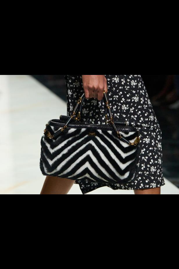 عرض دولتشي أند غابانا لخريف 2026... قصيدة سوداء في حب الهوية والأنوثة الطاغية