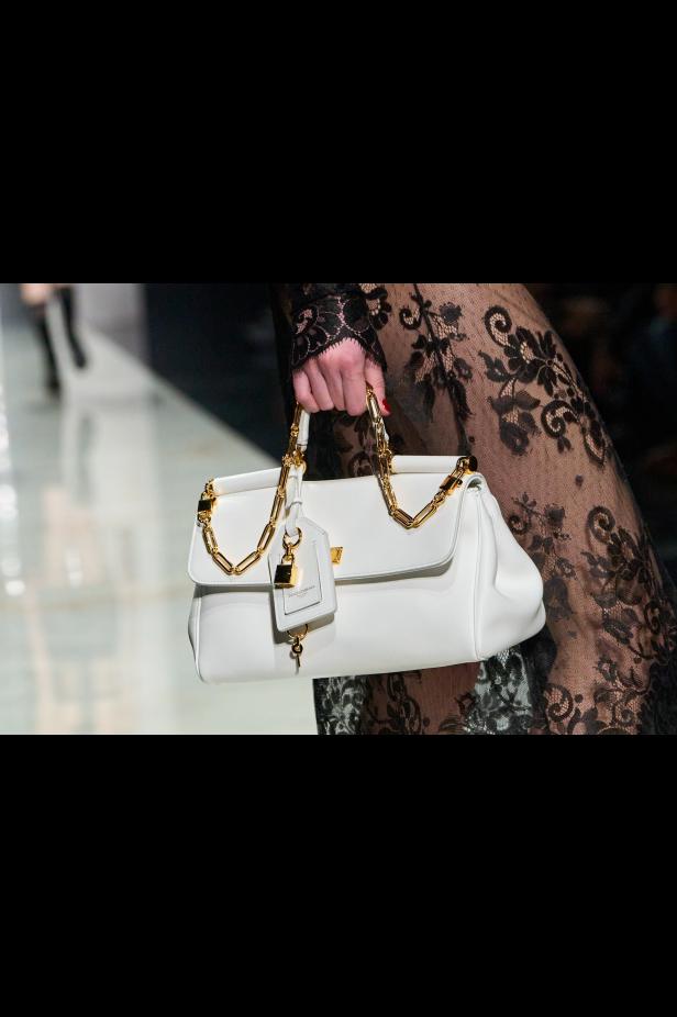 عرض دولتشي أند غابانا لخريف 2026... قصيدة سوداء في حب الهوية والأنوثة الطاغية