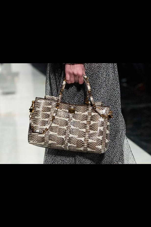 عرض دولتشي أند غابانا لخريف 2026... قصيدة سوداء في حب الهوية والأنوثة الطاغية