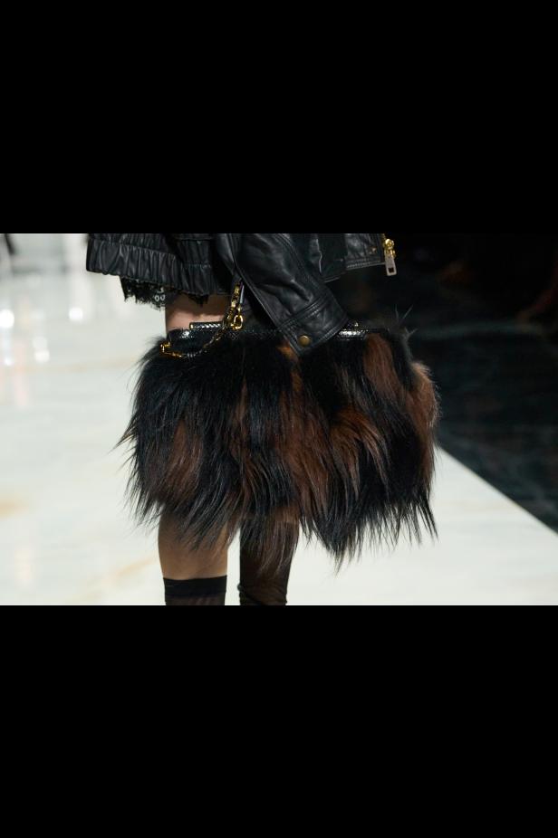 عرض دولتشي أند غابانا لخريف 2026... قصيدة سوداء في حب الهوية والأنوثة الطاغية