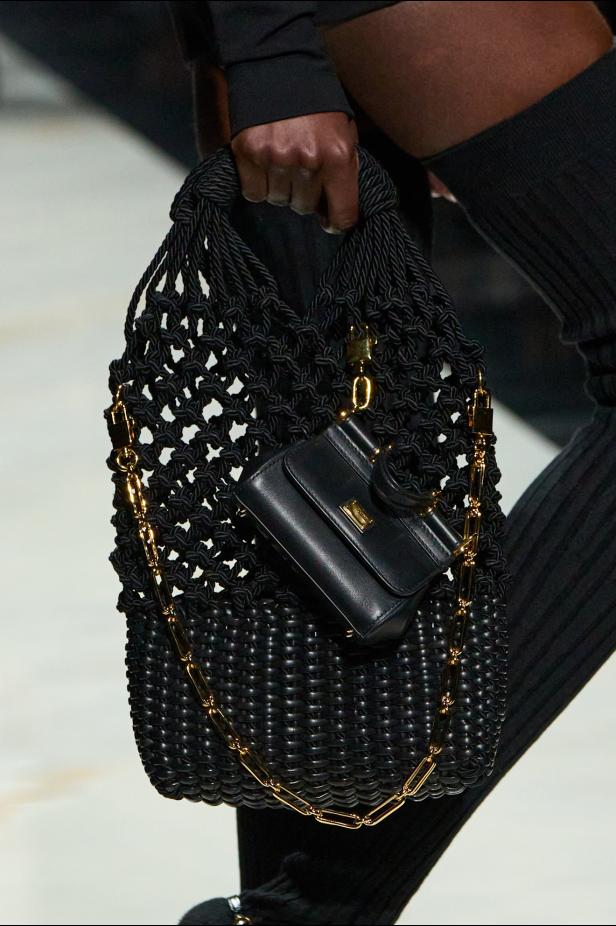 عرض دولتشي أند غابانا لخريف 2026... قصيدة سوداء في حب الهوية والأنوثة الطاغية