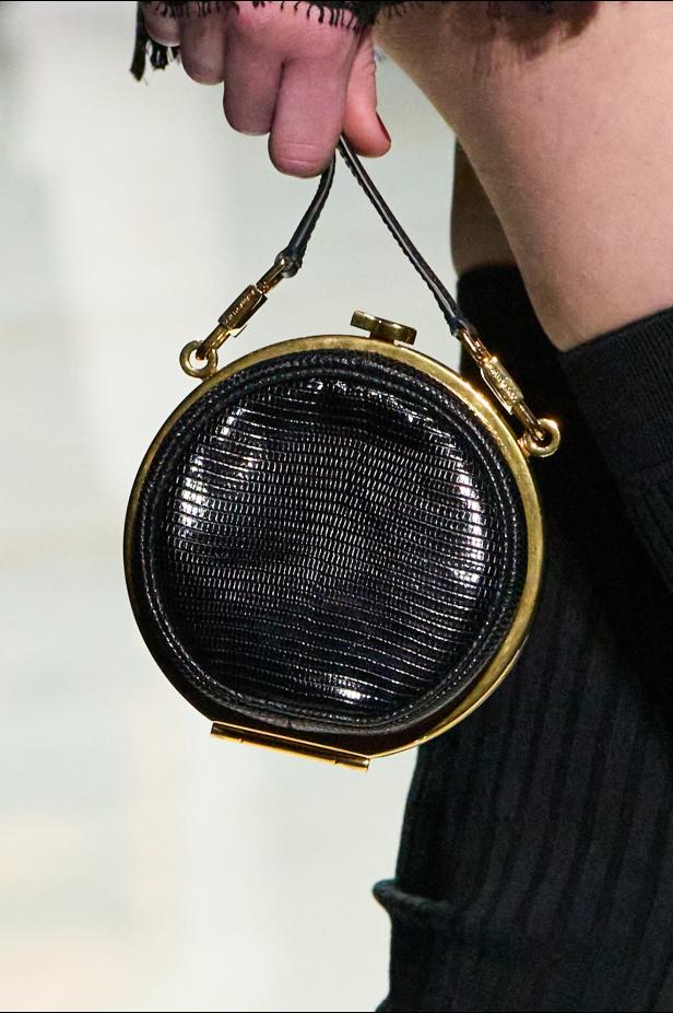 عرض دولتشي أند غابانا لخريف 2026... قصيدة سوداء في حب الهوية والأنوثة الطاغية