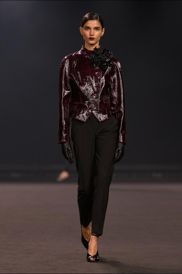 نيويورك التسعينيات برؤية إيلي صعب في مجموعة خريف 2026... لامرأة تجمع بين تناقضات ‏المدينة الساحرة