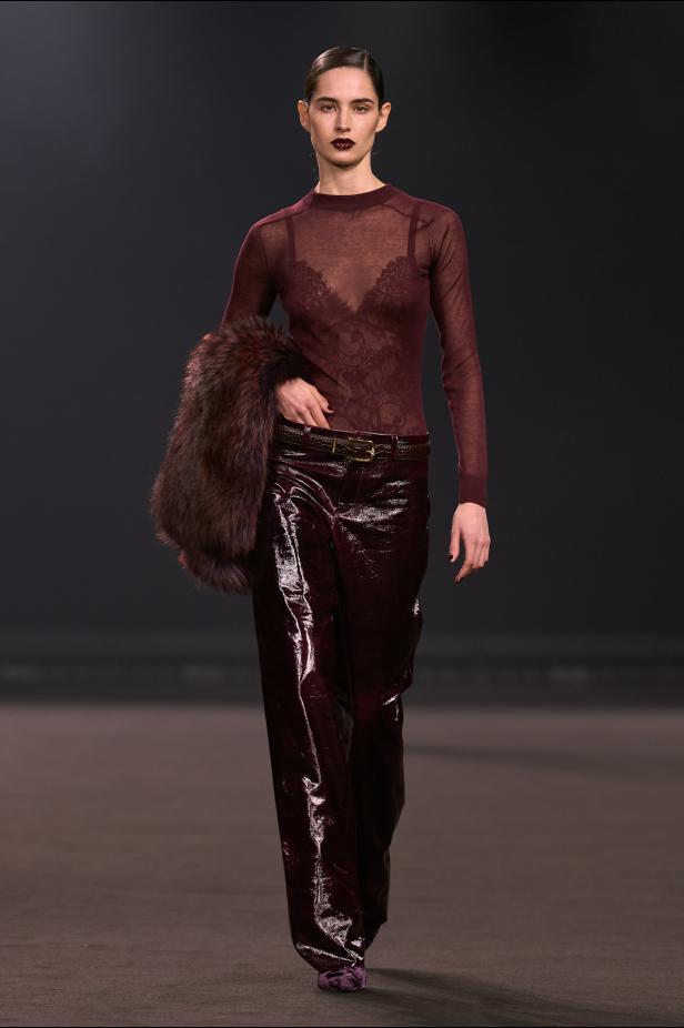 نيويورك التسعينيات برؤية إيلي صعب في مجموعة خريف 2026... لامرأة تجمع بين تناقضات ‏المدينة الساحرة