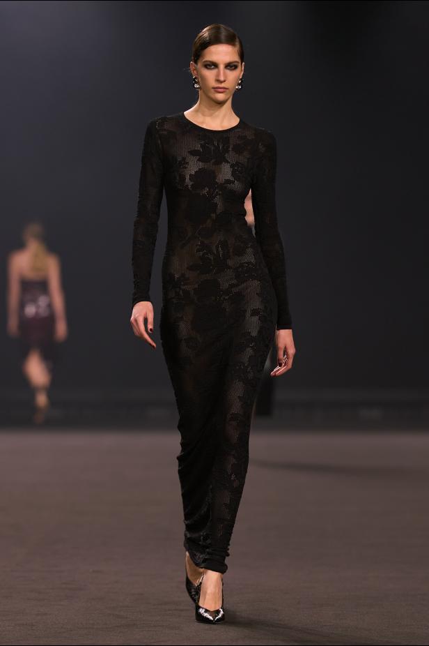 نيويورك التسعينيات برؤية إيلي صعب في مجموعة خريف 2026... لامرأة تجمع بين تناقضات ‏المدينة الساحرة