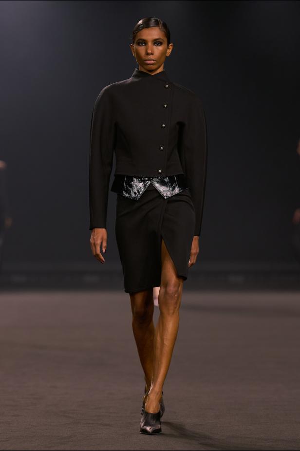 نيويورك التسعينيات برؤية إيلي صعب في مجموعة خريف 2026... لامرأة تجمع بين تناقضات ‏المدينة الساحرة