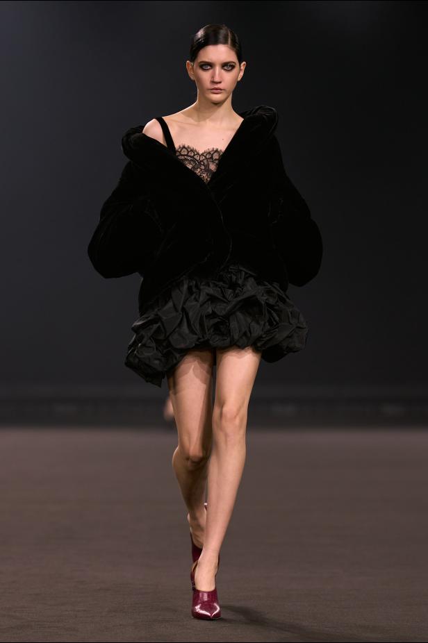 نيويورك التسعينيات برؤية إيلي صعب في مجموعة خريف 2026... لامرأة تجمع بين تناقضات ‏المدينة الساحرة