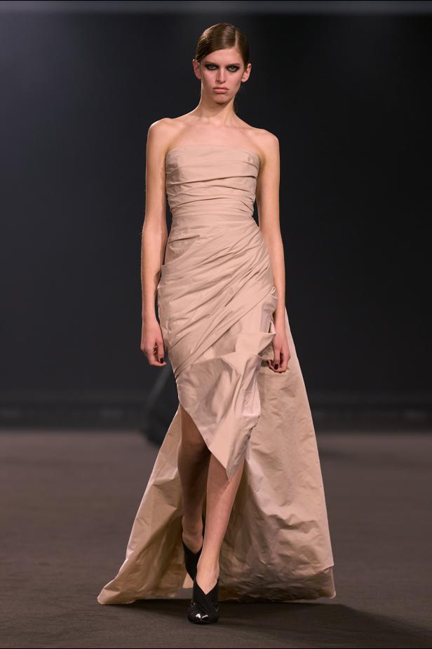 نيويورك التسعينيات برؤية إيلي صعب في مجموعة خريف 2026... لامرأة تجمع بين تناقضات ‏المدينة الساحرة