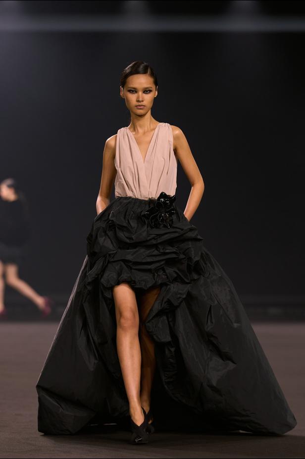 نيويورك التسعينيات برؤية إيلي صعب في مجموعة خريف 2026... لامرأة تجمع بين تناقضات ‏المدينة الساحرة