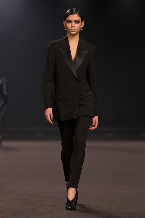 نيويورك التسعينيات برؤية إيلي صعب في مجموعة خريف 2026... لامرأة تجمع بين تناقضات ‏المدينة الساحرة