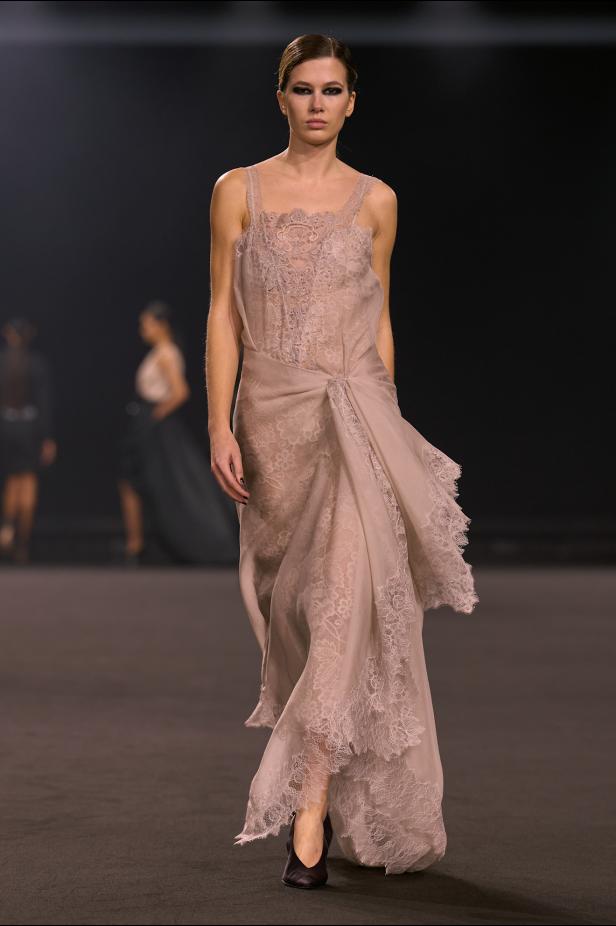 نيويورك التسعينيات برؤية إيلي صعب في مجموعة خريف 2026... لامرأة تجمع بين تناقضات ‏المدينة الساحرة