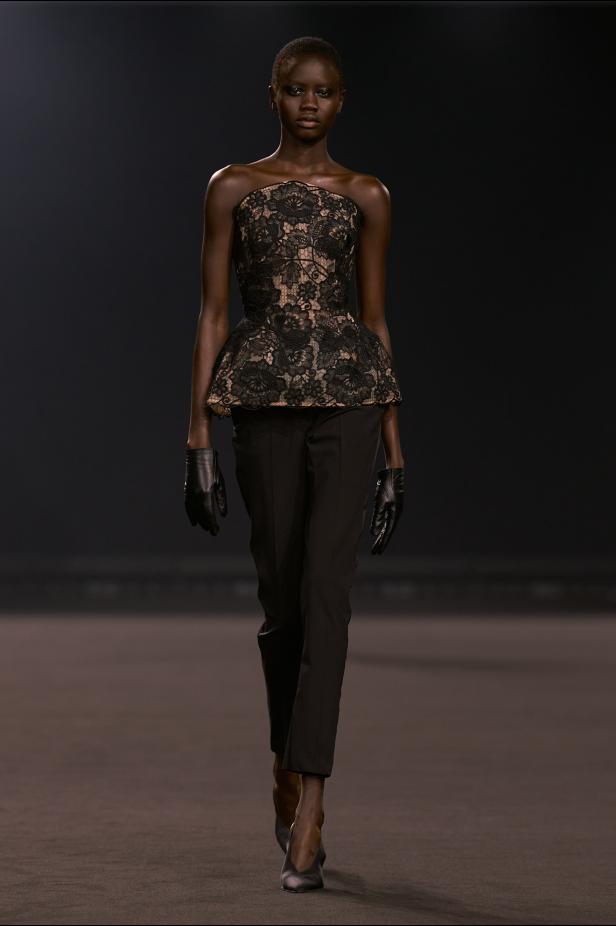 نيويورك التسعينيات برؤية إيلي صعب في مجموعة خريف 2026... لامرأة تجمع بين تناقضات ‏المدينة الساحرة