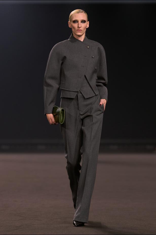 نيويورك التسعينيات برؤية إيلي صعب في مجموعة خريف 2026... لامرأة تجمع بين تناقضات ‏المدينة الساحرة