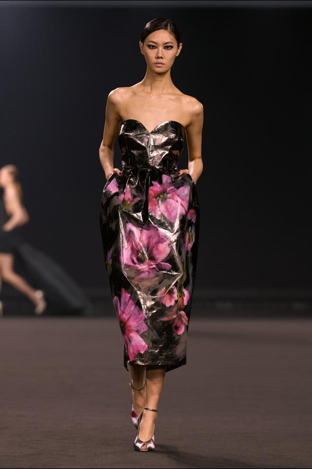 نيويورك التسعينيات برؤية إيلي صعب في مجموعة خريف 2026... لامرأة تجمع بين تناقضات ‏المدينة الساحرة